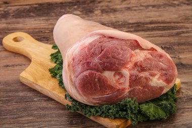 Pişirmek için büyük domuz budu.