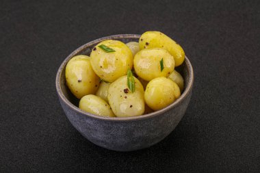 Kasede taze haşlanmış patates soğan servis edildi.