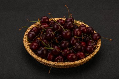 Sepette olgun kuş kirazı