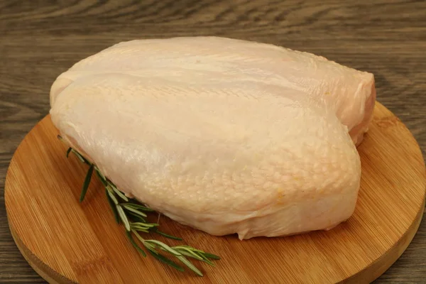 Rohe Hühnerbrust Mit Haut Serviert Rosmarin — Stockfoto