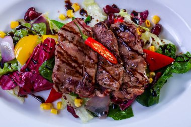 Sebze ve soslu ızgara domuz eti.