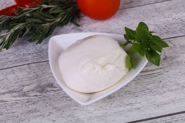 Włoska Kula Serowa Mozzarella Serwowana Bazylii Pomidorów — Zdjęcie stockowe