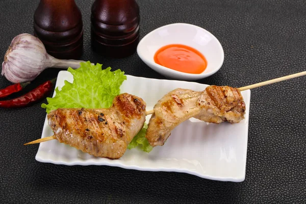 Spiedino Ali Pollo Con Salsa Piccante — Foto Stock