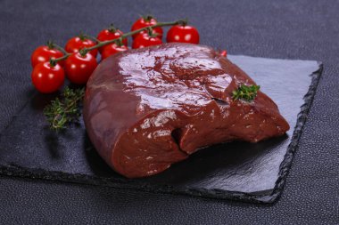 Çiğ domuz ciğeri pişmeye hazır.