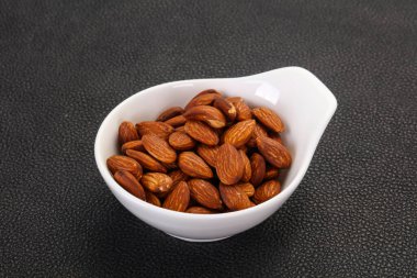 Kavanozda badem ezmesi