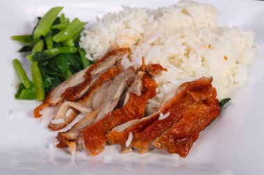 Kavrulmuş ördek göğsü ve otlar ile Pirinç