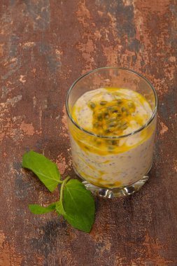 Chia 'lı puding ve naneli tutku meyvesi.