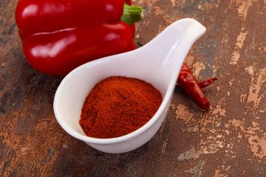 Kavanozda tatlı kırmızı biber tozu