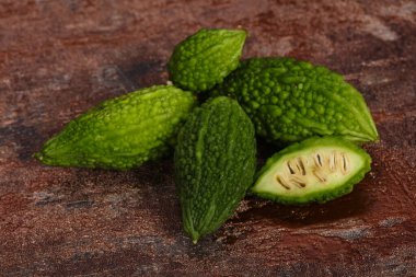 Tropikal egzotik sebze-acı kavun yığını