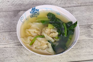 Bitki ve baharatlı geleneksel Asya Wonton çorbası.