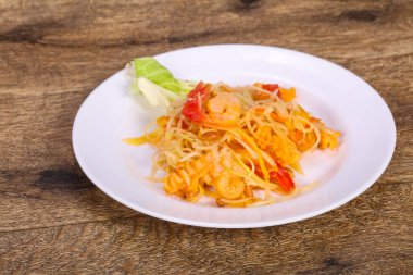 Papaya ve karidesli Tayland salatası.