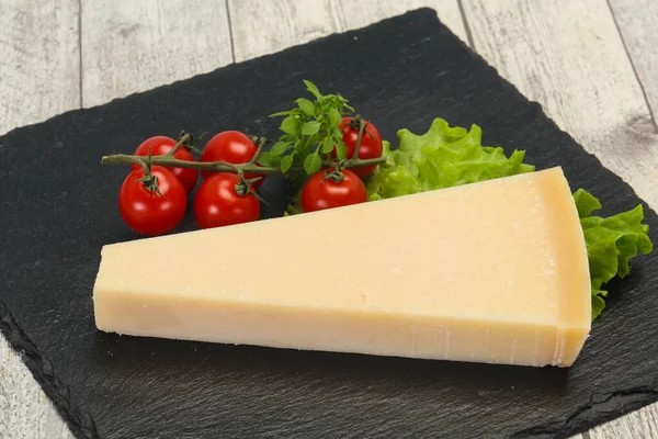 Triângulo Queijo Parmesão Tradicional Italiano Servido Salada — Fotografia de Stock