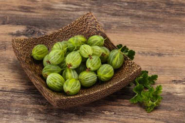 Yapraklı taze, yeşil, tatlı bektaşi üzümü.