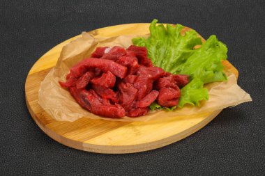 Çiğ et dilimlenmiş, pişirmeye hazır.