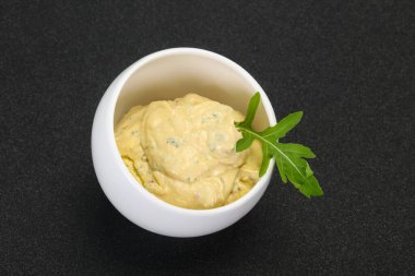 Zeytinyağı ve otlu humus atıştırmalığı.