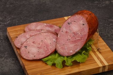 Baharatlı ve otlu füme jambon.