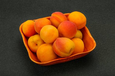 Taze, tatlı, birkaç kayısı meyvesi.