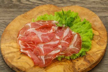 Lezzetli tütsülenmiş domuz budu.