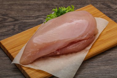 Pişirmek için çiğ tavuk göğsü.