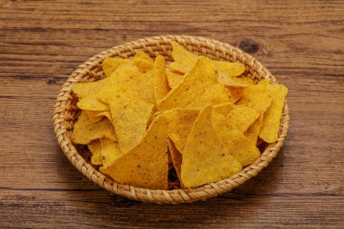 Meksika mısır cipsi üçgen yığını.