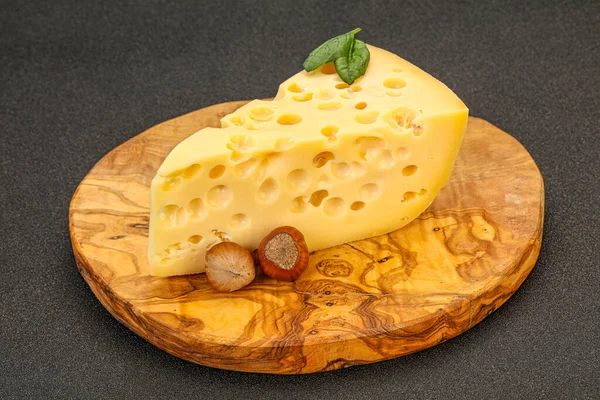 Maasdamチーズ 穴のある乳製品黄色の三角形 — ストック写真