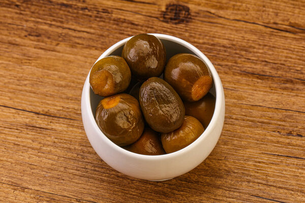 Маринованные фрукты фейхоа в миске