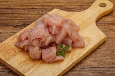 Pişirmek için çiğ tavuk göğsü.