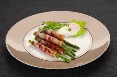 Pastırmalı kuşkonmaz ve haşlanmış yumurta.