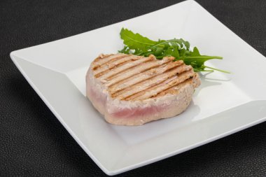 Izgara ton balığı bifteği, roket salatası.