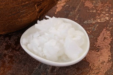 Kâsede hindistan cevizi yağı var.