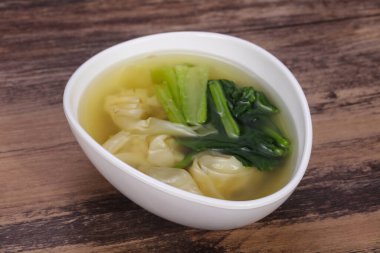 Bitki ve baharatlı geleneksel Asya Wonton çorbası.