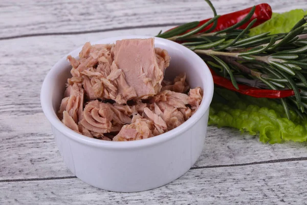 Leckere Thunfisch Dosen Der Schüssel Serviert Salatblätter — Stockfoto