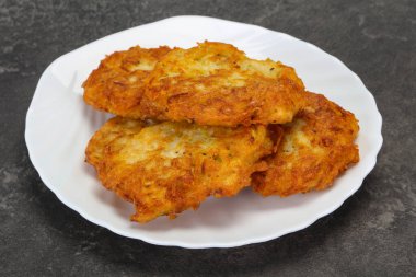 Kavrulmuş birkaç patates gözlemesi kasede