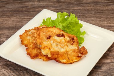 Ekmeğin içinde kızarmış morina balığı