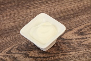 Süt ekşi krema kasede