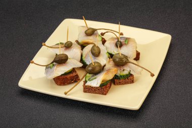 Ringa fileto kanepe aperatifi, yabanmersini ve salatalık.