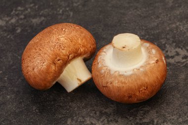 Arka planda Lezzetli Çiğ Kahverengi Şampiyonlar