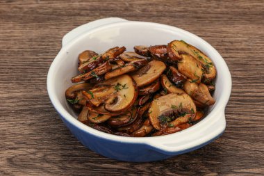 Kavrulmuş şampiyon, kasede otlar ve baharatlar var.