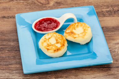 Kahvaltıda çilek reçelli süzme peynirli krep.