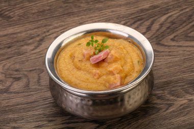 Füme domuz pirzolası ve bezelye kremalı çorba.