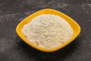 Buğday unu kasede yemek pişirmek için.