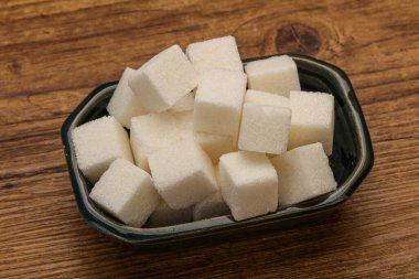 Rafine edilmiş beyaz granüllü şeker yavruları kasede.