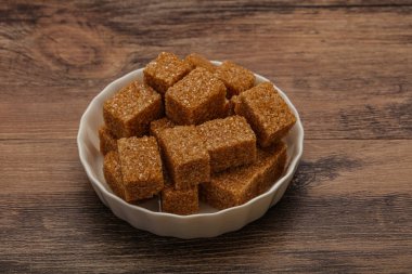 Kahverengi baston şeker yavruları kasede