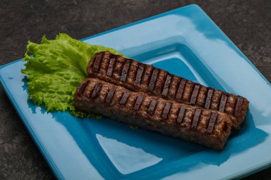 Baharatlı iki ızgara kebap.