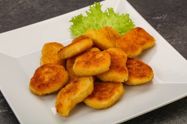 Kızarmış tavuk nugget. Salata yaprakları.