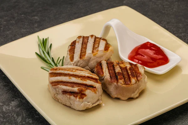 Gegrilde Varkensvlees Medaillon Met Tomatensaus Geserveerd Rozemarijn — Stockfoto