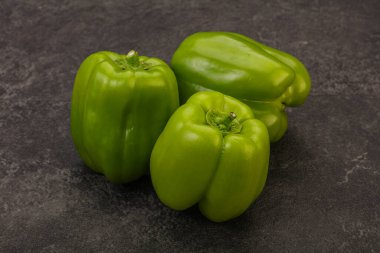 Yeşil tatlı dolmalık biber yığını 