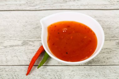 Tatlı ve baharatlı biber sosu kasede