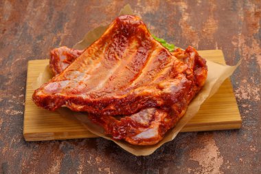 Çiğ domuz pirzolası pişirmeye hazır.