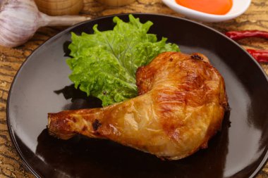 Çıtır çıtır kızarmış tavuk budu.